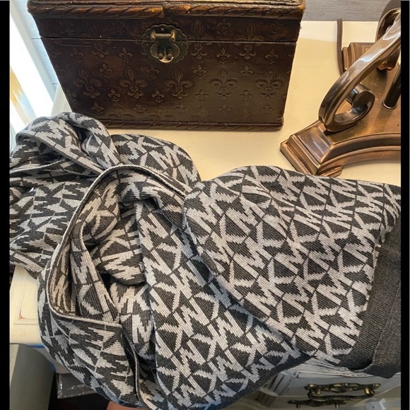 Unisex Michael Kors Logo Scarf and Cap - Picture 3 of 8